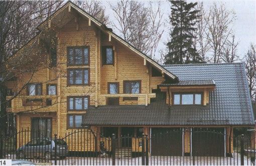 Брусовый двухэтажный дом с балконом и эркером (фирма 'Вишера')