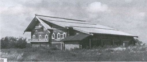 Дом Елизарова из деревни Середка в Заонежье, возведенный в XIX веке. Такой тип постройки с несимметричной крышей получил название 'кошель'